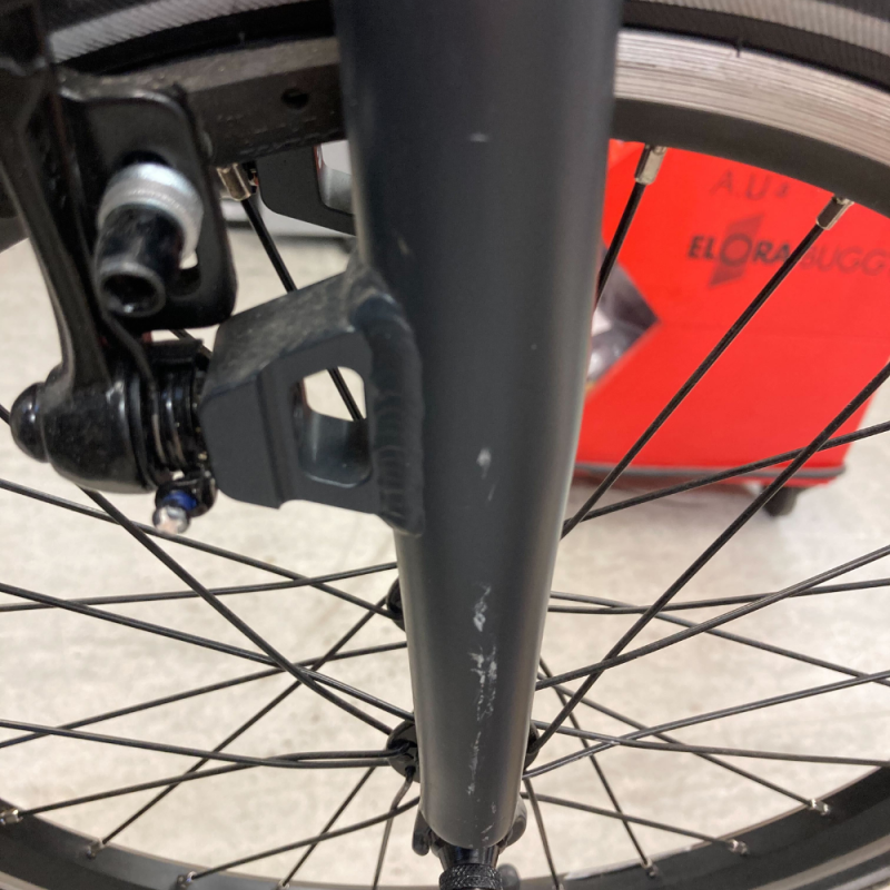 Scratching on front forks (Image 12)